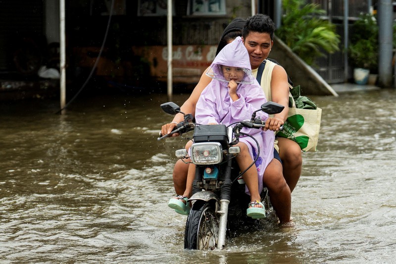 Seorang pria mengarungi jalan yang banjir setelah hujan, yang diperparah oleh Badai Tropis Bualoi, di Dela Paz, Binan, provinsi Laguna, Filipina, 26 September 2025. (REUTERS/Noel Celis)