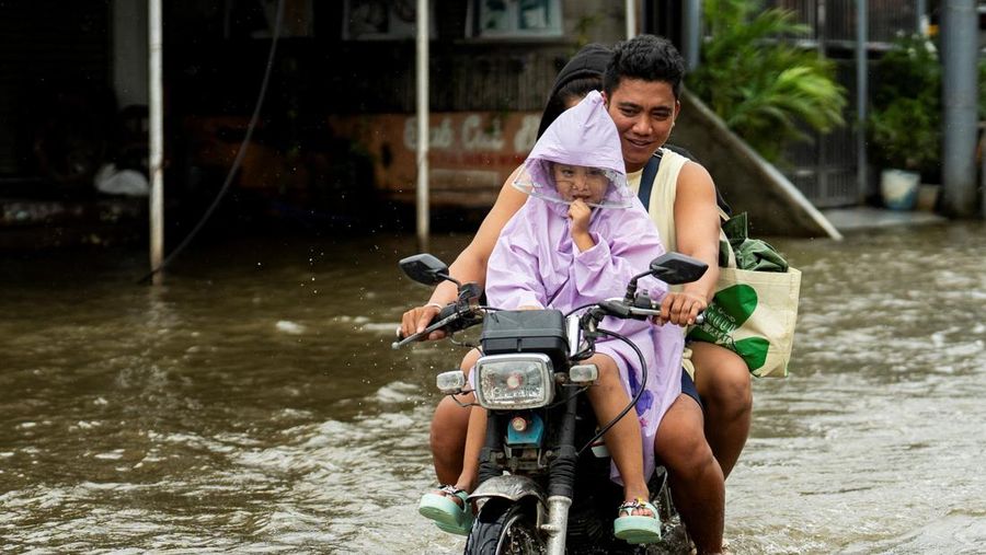 Seorang pria mengarungi jalan yang banjir setelah hujan, yang diperparah oleh Badai Tropis Bualoi, di Dela Paz, Binan, provinsi Laguna, Filipina, 26 September 2025. Seorang pria mengarungi jalan yang banjir setelah hujan, yang diperparah oleh Badai Tropis Bualoi, di Dela Paz, Binan, provinsi Laguna, Filipina, 26 September 2025. (REUTERS/Noel Celis)