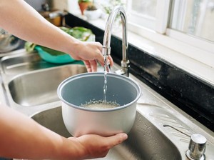 Beras Perlu Dicuci Sebelum Dimasak? Chef Ungkap Jawabannya