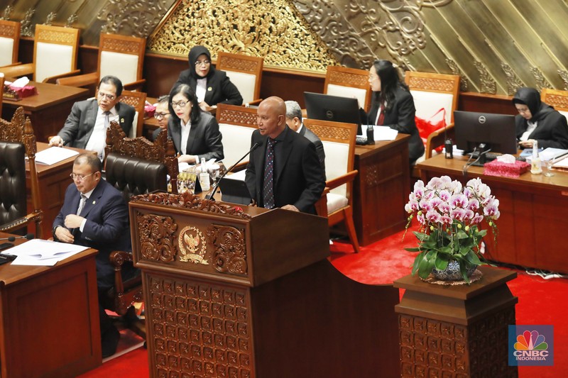 Menteri Keuangan (Menkeu), Purbaya Yudhi Sadewa dan Ketua DPR RI, Puan Maharani dalam Rapat Paripurna DPR  RI, ke-5 Masa Persidangan 1 Tahun Sidang 2025-2026 di Gedung DPR/MPR RI, Senayan, Jakarta, Selasa (23/9/2025). (CNBC Indonesia/Muhammad Sabki)
