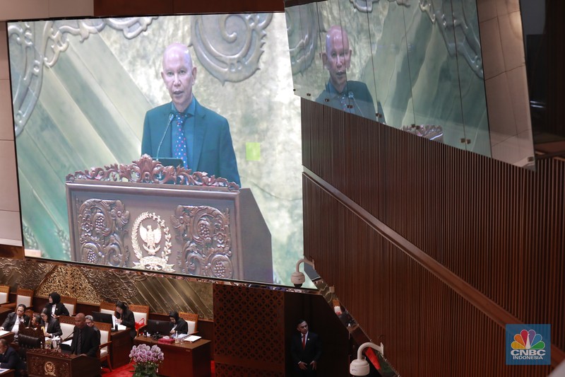 Menteri Keuangan (Menkeu), Purbaya Yudhi Sadewa dan Ketua DPR RI, Puan Maharani dalam Rapat Paripurna DPR  RI, ke-5 Masa Persidangan 1 Tahun Sidang 2025-2026 di Gedung DPR/MPR RI, Senayan, Jakarta, Selasa (23/9/2025). (CNBC Indonesia/Muhammad Sabki)