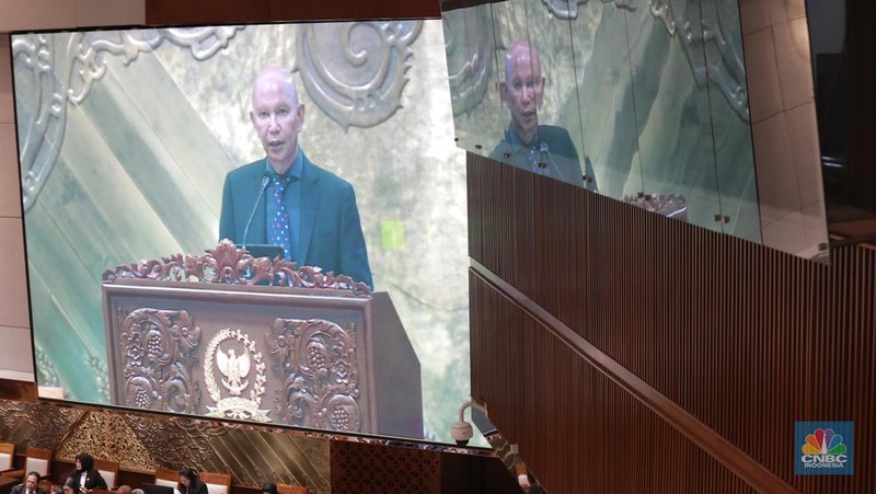 Menteri Keuangan (Menkeu), Purbaya Yudhi Sadewa dan Ketua DPR RI, Puan Maharani dalam Rapat Paripurna DPR  RI, ke-5 Masa Persidangan 1 Tahun Sidang 2025-2026 di Gedung DPR/MPR RI, Senayan, Jakarta, Selasa (23/9/2025). (CNBC Indonesia/Muhammad Sabki)