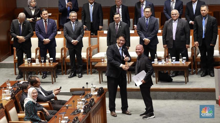 Ketua Badan Anggaran DPR RI, MH Said Abdullah dan Menteri Keuangan RI, Purbaya Yudhi Sadewa Dalam Rapat Paripurna DPR  RI, ke-5 Masa Persidangan 1 Tahun Sidang 2025-2026 di Gedung DPR/MPR RI, Senayan, Jakarta, Selasa (23/9/2025). (CNBC Indonesia/Muhammad Sabki)