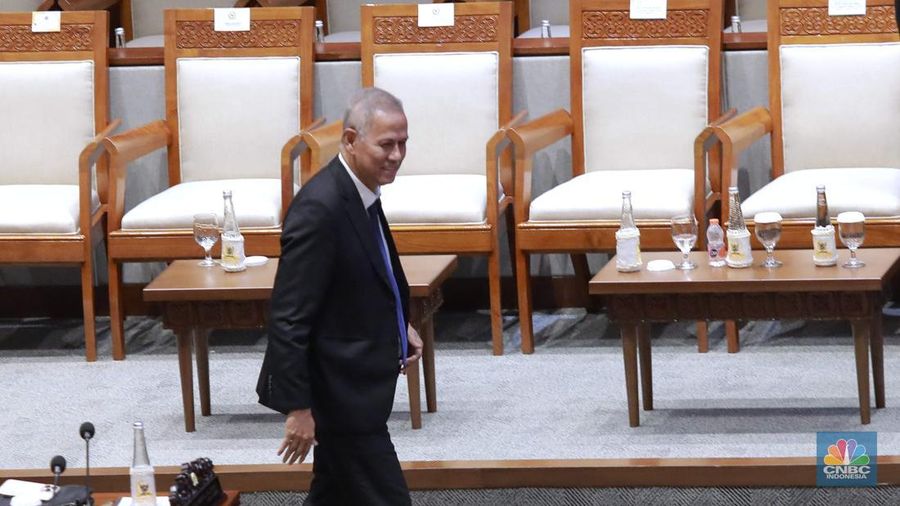 Ketua Dewan Komisioner LPS, Anggito Abimanyu, Wakil Ketua Dewan Komisioner LPS, Farid Azhar Nasution, Anggota Dewan Komisioner LPS Bidang Program Penjaminan dan Resolusi Bank, Doddy Zulverdi dan Anggota Dewan Komisioner LPS Bidang Program Penjaminan Polis, Ferdinan Dwikoraja Purba berfoto bersama Pimpinan DPR RI Dalam Rapat Paripurna DPR RI, ke-5 Masa Persidangan 1 Tahun Sidang 2025-2026 di Gedung DPR/MPR RI, Senayan, Jakarta, Selasa (23/9/2025). Ketua Dewan Komisioner LPS, Anggito Abimanyu, Wakil Ketua Dewan Komisioner LPS, Farid Azhar Nasution, Anggota Dewan Komisioner LPS Bidang Program Penjaminan dan Resolusi Bank, Doddy Zulverdi dan Anggota Dewan Komisioner LPS Bidang Program Penjaminan Polis, Ferdinan Dwikoraja Purba berfoto bersama Pimpinan DPR RI Dalam Rapat Paripurna DPR RI, ke-5 Masa Persidangan 1 Tahun Sidang 2025-2026 di Gedung DPR/MPR RI, Senayan, Jakarta, Selasa (23/9/2025). (CNBC Indonesia/Muhammad Sabki)