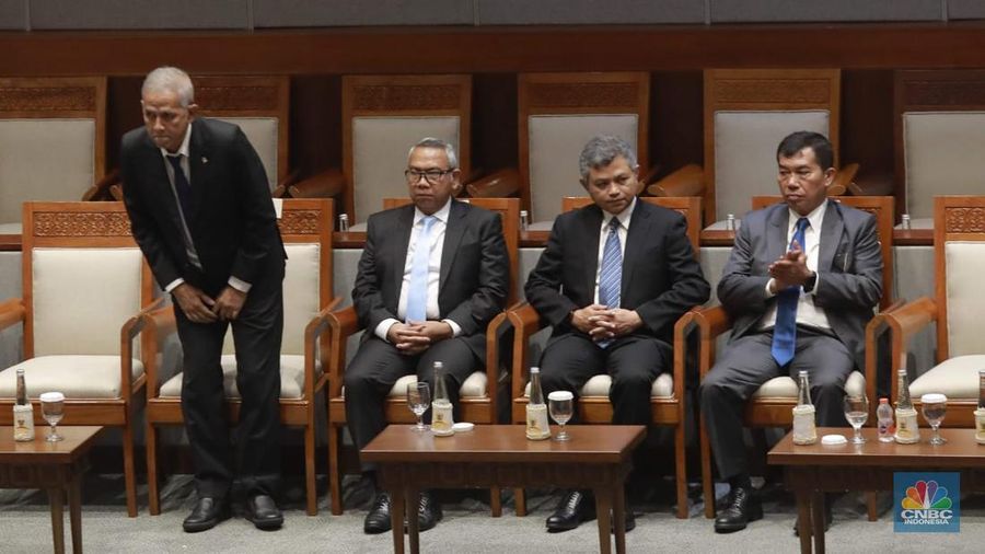 Ketua Dewan Komisioner LPS, Anggito Abimanyu, Wakil Ketua Dewan Komisioner LPS, Farid Azhar Nasution, Anggota Dewan Komisioner LPS Bidang Program Penjaminan dan Resolusi Bank, Doddy Zulverdi dan Anggota Dewan Komisioner LPS Bidang Program Penjaminan Polis, Ferdinan Dwikoraja Purba berfoto bersama Pimpinan DPR RI Dalam Rapat Paripurna DPR  RI, ke-5 Masa Persidangan 1 Tahun Sidang 2025-2026 di Gedung DPR/MPR RI, Senayan, Jakarta, Selasa (23/9/2025). (CNBC Indonesia/Muhammad Sabki)