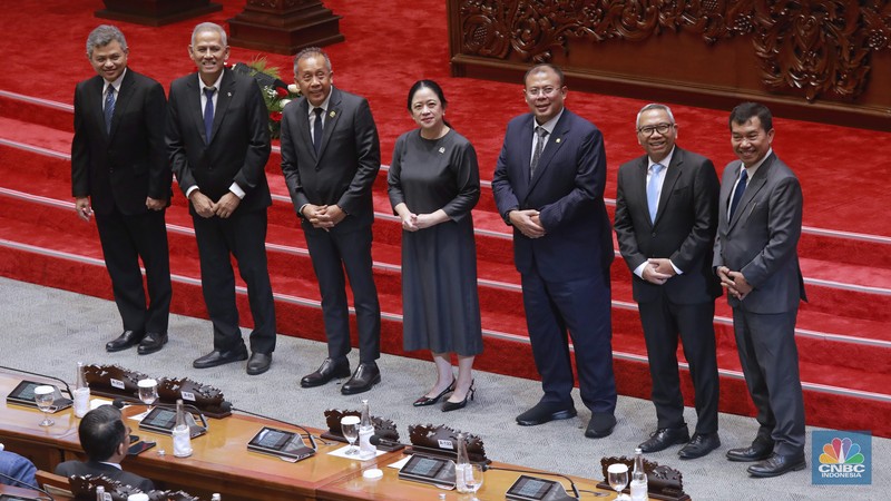 Ketua Dewan Komisioner LPS, Anggito Abimanyu, Wakil Ketua Dewan Komisioner LPS, Farid Azhar Nasution, Anggota Dewan Komisioner LPS Bidang Program Penjaminan dan Resolusi Bank, Doddy Zulverdi dan Anggota Dewan Komisioner LPS Bidang Program Penjaminan Polis, Ferdinan Dwikoraja Purba berfoto bersama Pimpinan DPR RI Dalam Rapat Paripurna DPR  RI, ke-5 Masa Persidangan 1 Tahun Sidang 2025-2026 di Gedung DPR/MPR RI, Senayan, Jakarta, Selasa (23/9/2025). (CNBC Indonesia/Muhammad Sabki)