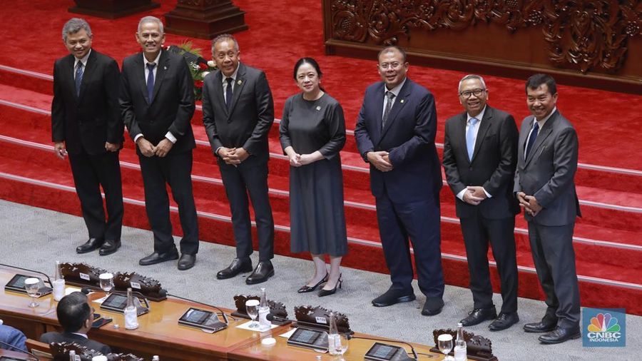 Ketua Dewan Komisioner LPS, Anggito Abimanyu, Wakil Ketua Dewan Komisioner LPS, Farid Azhar Nasution, Anggota Dewan Komisioner LPS Bidang Program Penjaminan dan Resolusi Bank, Doddy Zulverdi dan Anggota Dewan Komisioner LPS Bidang Program Penjaminan Polis, Ferdinan Dwikoraja Purba berfoto bersama Pimpinan DPR RI Dalam Rapat Paripurna DPR  RI, ke-5 Masa Persidangan 1 Tahun Sidang 2025-2026 di Gedung DPR/MPR RI, Senayan, Jakarta, Selasa (23/9/2025). (CNBC Indonesia/Muhammad Sabki)