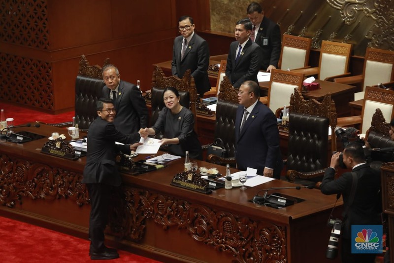 Ketua Dewan Komisioner LPS, Anggito Abimanyu, Wakil Ketua Dewan Komisioner LPS, Farid Azhar Nasution, Anggota Dewan Komisioner LPS Bidang Program Penjaminan dan Resolusi Bank, Doddy Zulverdi dan Anggota Dewan Komisioner LPS Bidang Program Penjaminan Polis, Ferdinan Dwikoraja Purba berfoto bersama Pimpinan DPR RI Dalam Rapat Paripurna DPR  RI, ke-5 Masa Persidangan 1 Tahun Sidang 2025-2026 di Gedung DPR/MPR RI, Senayan, Jakarta, Selasa (23/9/2025). (CNBC Indonesia/Muhammad Sabki)