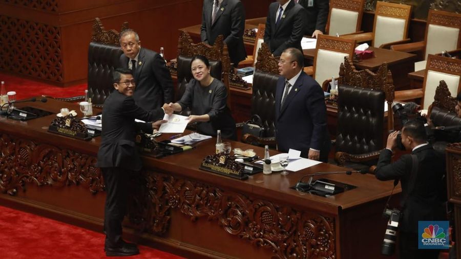 Ketua Dewan Komisioner LPS, Anggito Abimanyu, Wakil Ketua Dewan Komisioner LPS, Farid Azhar Nasution, Anggota Dewan Komisioner LPS Bidang Program Penjaminan dan Resolusi Bank, Doddy Zulverdi dan Anggota Dewan Komisioner LPS Bidang Program Penjaminan Polis, Ferdinan Dwikoraja Purba berfoto bersama Pimpinan DPR RI Dalam Rapat Paripurna DPR  RI, ke-5 Masa Persidangan 1 Tahun Sidang 2025-2026 di Gedung DPR/MPR RI, Senayan, Jakarta, Selasa (23/9/2025). (CNBC Indonesia/Muhammad Sabki)