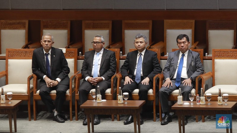 Ketua Dewan Komisioner LPS, Anggito Abimanyu, Wakil Ketua Dewan Komisioner LPS, Farid Azhar Nasution, Anggota Dewan Komisioner LPS Bidang Program Penjaminan dan Resolusi Bank, Doddy Zulverdi dan Anggota Dewan Komisioner LPS Bidang Program Penjaminan Polis, Ferdinan Dwikoraja Purba berfoto bersama Pimpinan DPR RI Dalam Rapat Paripurna DPR  RI, ke-5 Masa Persidangan 1 Tahun Sidang 2025-2026 di Gedung DPR/MPR RI, Senayan, Jakarta, Selasa (23/9/2025). (CNBC Indonesia/Muhammad Sabki)