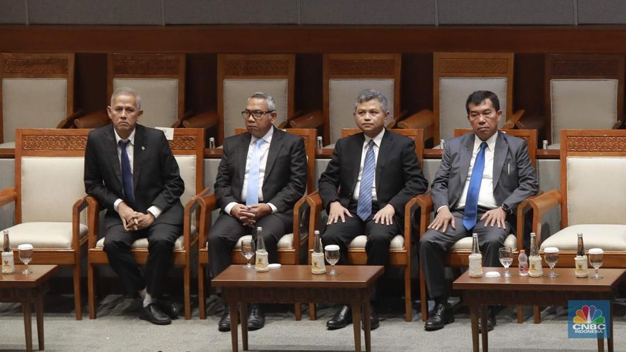 Ketua Dewan Komisioner LPS, Anggito Abimanyu, Wakil Ketua Dewan Komisioner LPS, Farid Azhar Nasution, Anggota Dewan Komisioner LPS Bidang Program Penjaminan dan Resolusi Bank, Doddy Zulverdi dan Anggota Dewan Komisioner LPS Bidang Program Penjaminan Polis, Ferdinan Dwikoraja Purba berfoto bersama Pimpinan DPR RI Dalam Rapat Paripurna DPR  RI, ke-5 Masa Persidangan 1 Tahun Sidang 2025-2026 di Gedung DPR/MPR RI, Senayan, Jakarta, Selasa (23/9/2025). (CNBC Indonesia/Muhammad Sabki)