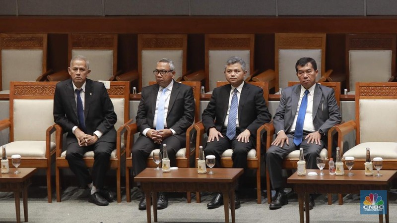 Ketua Dewan Komisioner LPS, Anggito Abimanyu, Wakil Ketua Dewan Komisioner LPS, Farid Azhar Nasution, Anggota Dewan Komisioner LPS Bidang Program Penjaminan dan Resolusi Bank, Doddy Zulverdi dan Anggota Dewan Komisioner LPS Bidang Program Penjaminan Polis, Ferdinan Dwikoraja Purba berfoto bersama Pimpinan DPR RI Dalam Rapat Paripurna DPR  RI, ke-5 Masa Persidangan 1 Tahun Sidang 2025-2026 di Gedung DPR/MPR RI, Senayan, Jakarta, Selasa (23/9/2025). (CNBC Indonesia/Muhammad Sabki)
