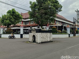 Makam Misterius, Ada di Tengah Jalan, Sering Dikunjungi Peziarah