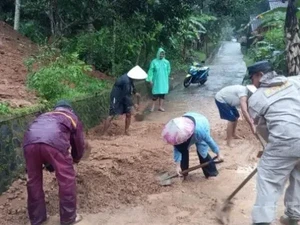 Sinergi Bhabinkamtibmas dan Warga Bersihkan Jalan Tertutup Longsor di Banjar
