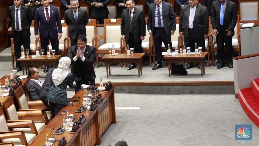 Menteri Keuangan (Menkeu), Purbaya Yudhi Sadewa dan jajaran dalam Rapat Paripurna DPR  RI, ke-5 Masa Persidangan 1 Tahun Sidang 2025-2026 di Gedung DPR/MPR RI, Senayan, Jakarta, Selasa (23/9/2025).