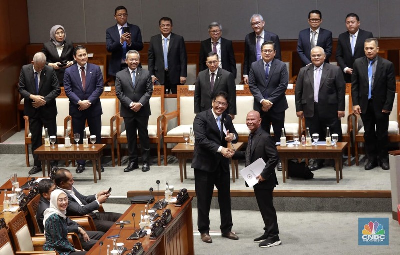 Menteri Keuangan (Menkeu), Purbaya Yudhi Sadewa dan Ketua DPR RI, Puan Maharani dalam Rapat Paripurna DPR  RI, ke-5 Masa Persidangan 1 Tahun Sidang 2025-2026 di Gedung DPR/MPR RI, Senayan, Jakarta, Selasa (23/9/2025). (CNBC Indonesia/Muhammad Sabki)