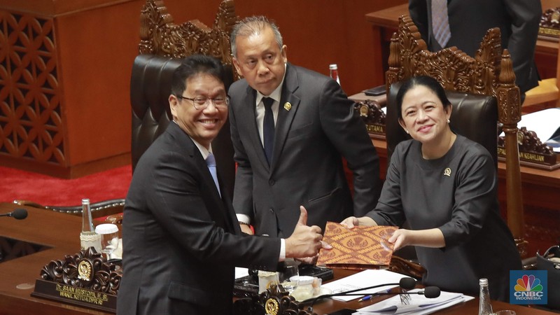 Menteri Keuangan (Menkeu), Purbaya Yudhi Sadewa dan Ketua DPR RI, Puan Maharani dalam Rapat Paripurna DPR  RI, ke-5 Masa Persidangan 1 Tahun Sidang 2025-2026 di Gedung DPR/MPR RI, Senayan, Jakarta, Selasa (23/9/2025). (CNBC Indonesia/Muhammad Sabki)
