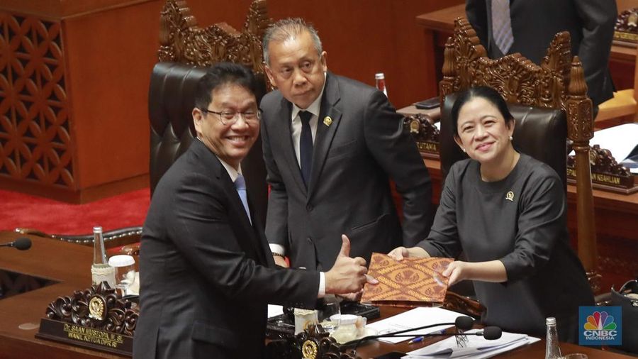 Menteri Keuangan (Menkeu), Purbaya Yudhi Sadewa dan Ketua DPR RI, Puan Maharani dalam Rapat Paripurna DPR  RI, ke-5 Masa Persidangan 1 Tahun Sidang 2025-2026 di Gedung DPR/MPR RI, Senayan, Jakarta, Selasa (23/9/2025). (CNBC Indonesia/Muhammad Sabki)