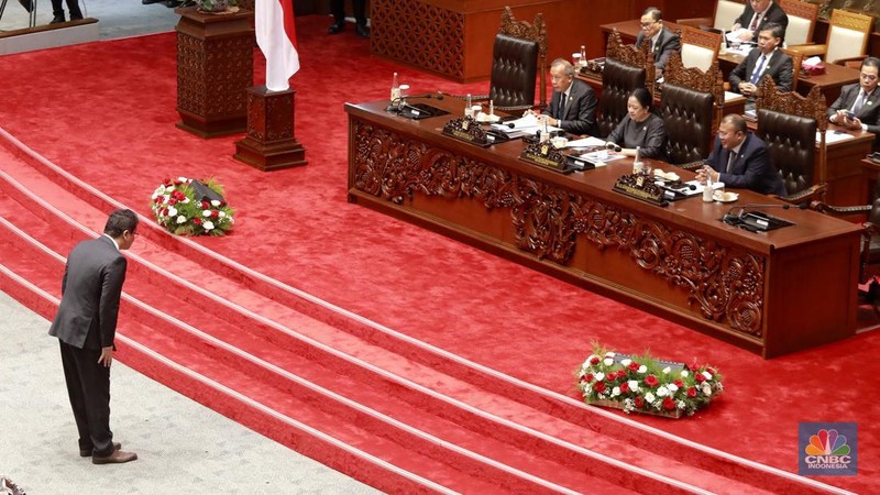 Menteri Keuangan (Menkeu), Purbaya Yudhi Sadewa dan Ketua DPR RI, Puan Maharani dalam Rapat Paripurna DPR  RI, ke-5 Masa Persidangan 1 Tahun Sidang 2025-2026 di Gedung DPR/MPR RI, Senayan, Jakarta, Selasa (23/9/2025). (CNBC Indonesia/Muhammad Sabki)