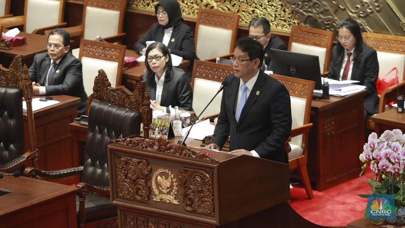 Menteri Keuangan (Menkeu), Purbaya Yudhi Sadewa dan Ketua DPR RI, Puan Maharani dalam Rapat Paripurna DPR  RI, ke-5 Masa Persidangan 1 Tahun Sidang 2025-2026 di Gedung DPR/MPR RI, Senayan, Jakarta, Selasa (23/9/2025). (CNBC Indonesia/Muhammad Sabki)