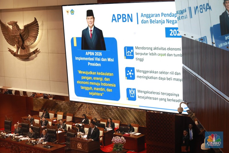 Menteri Keuangan (Menkeu), Purbaya Yudhi Sadewa dan Ketua DPR RI, Puan Maharani dalam Rapat Paripurna DPR  RI, ke-5 Masa Persidangan 1 Tahun Sidang 2025-2026 di Gedung DPR/MPR RI, Senayan, Jakarta, Selasa (23/9/2025). (CNBC Indonesia/Muhammad Sabki)