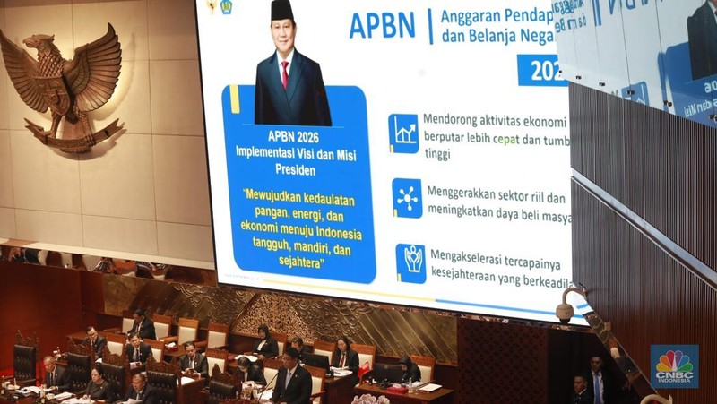Menteri Keuangan (Menkeu), Purbaya Yudhi Sadewa dan Ketua DPR RI, Puan Maharani dalam Rapat Paripurna DPR  RI, ke-5 Masa Persidangan 1 Tahun Sidang 2025-2026 di Gedung DPR/MPR RI, Senayan, Jakarta, Selasa (23/9/2025). (CNBC Indonesia/Muhammad Sabki)