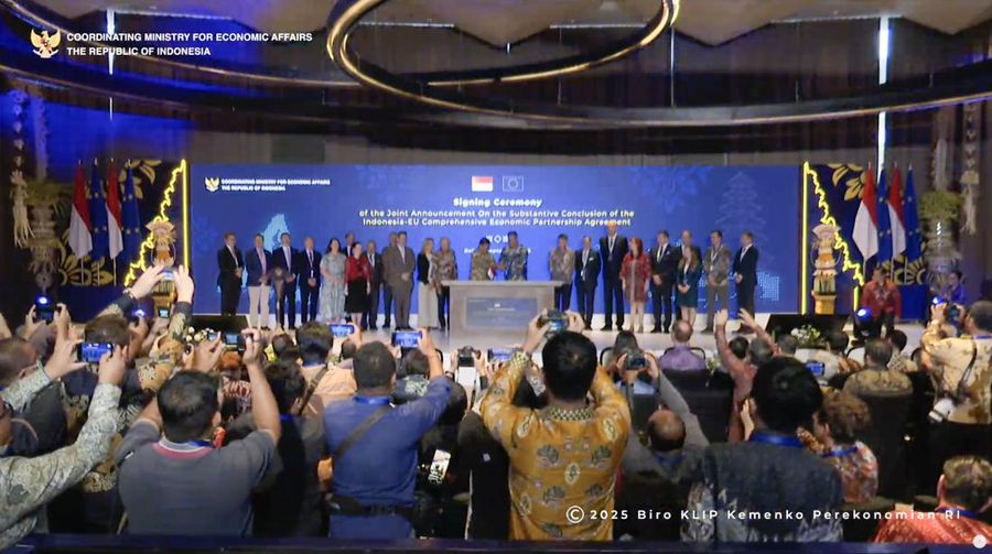 Menteri Koordinator Bidang Perekonomian Airlangga Hartarto saat menandatangani MoU dalam Pernyataan Bersama soal Kesimpulan Substansial Indonesia IEU-CEPA, di Bali, Selasa (23/9/2025). (Tangkapan Layar Youtube/PerekonomianRI)