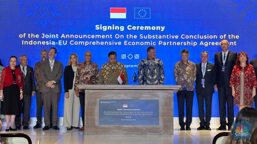 Menteri Koordinator Bidang Perekonomian Airlangga Hartarto saat menandatangani MoU dalam Pernyataan Bersama soal Kesimpulan Substansial Indonesia IEU-CEPA, di Bali, Selasa (23/9/2025). (CNBC Indonesia/Zahwa Madjid)