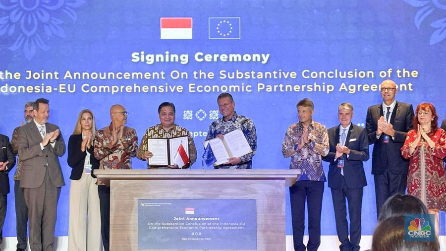 Menteri Koordinator Bidang Perekonomian Airlangga Hartarto saat menandatangani MoU dalam Pernyataan Bersama soal Kesimpulan Substansial Indonesia IEU-CEPA, di Bali, Selasa (23/9/2025). (CNBC Indonesia/Zahwa Madjid)