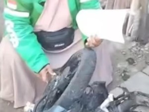 Motor Driver Ojol Dibakar Saat Bentrok Antarwarga di Tallo Makassar