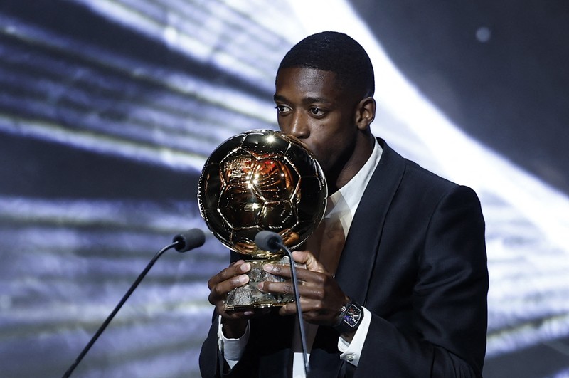 Ousmane Dembélé dari Paris Saint-Germain menyampaikan pidato usai meraih Ballon d’Or putra di Theatre du Chatelet, Paris, Senin (22/9/2025). (REUTERS/Benoit Tessier)