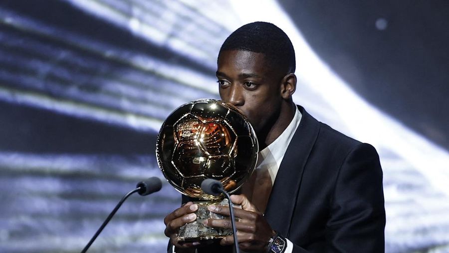 Ousmane Dembélé, bintang Paris Saint-Germain, merayakan kemenangannya sebagai peraih Ballon d’Or putra di Theatre du Chatelet, Paris, Senin (22/9/2025). (REUTERS/Benoit Tessier)