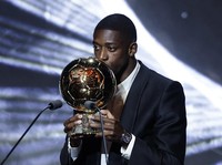 Potret Ousmane Dembele Berkaca-kaca saat Angkat Trofi Ballon d'Or 2025