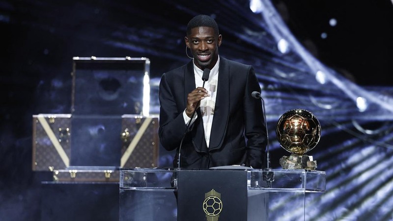 Ousmane Dembélé dari Paris Saint-Germain menyampaikan pidato usai meraih Ballon d’Or putra di Theatre du Chatelet, Paris, Senin (22/9/2025). (REUTERS/Benoit Tessier)
