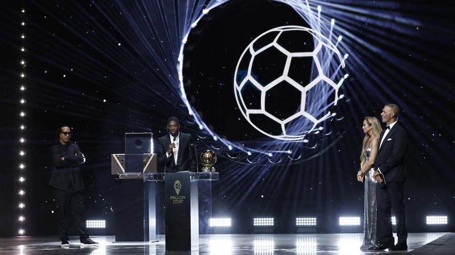 Ousmane Dembélé dari Paris Saint-Germain menyampaikan pidato usai meraih Ballon d’Or putra di Theatre du Chatelet, Paris, Senin (22/9/2025). (REUTERS/Benoit Tessier)