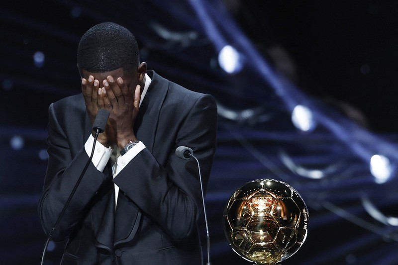 Ousmane Dembélé dari Paris Saint-Germain menyampaikan pidato usai meraih Ballon d’Or putra di Theatre du Chatelet, Paris, Senin (22/9/2025). Ousmane Dembélé dari Paris Saint-Germain menyampaikan pidato usai meraih Ballon d’Or putra di Theatre du Chatelet, Paris, Senin (22/9/2025). (REUTERS/Benoit Tessier)