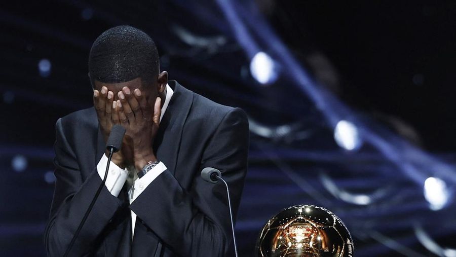 Ousmane Dembélé dari Paris Saint-Germain merayakan gelar Ballon d’Or putra di Theatre du Chatelet, Paris, Senin (22/9/2025). (REUTERS/Benoit Tessier)