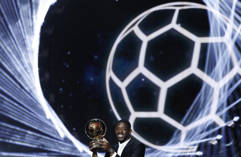 Ousmane Dembélé dari Paris Saint-Germain menyampaikan pidato usai meraih Ballon d’Or putra di Theatre du Chatelet, Paris, Senin (22/9/2025). (REUTERS/Benoit Tessier)