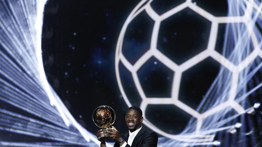 Ousmane Dembélé dari Paris Saint-Germain menyampaikan pidato usai meraih Ballon d’Or putra di Theatre du Chatelet, Paris, Senin (22/9/2025). (REUTERS/Benoit Tessier)