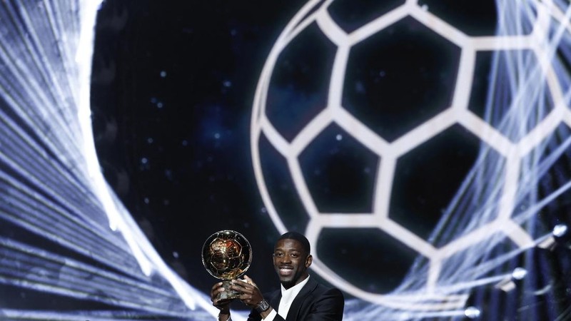 Ousmane Dembélé dari Paris Saint-Germain menyampaikan pidato usai meraih Ballon d’Or putra di Theatre du Chatelet, Paris, Senin (22/9/2025). (REUTERS/Benoit Tessier)