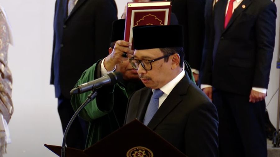 Pengucapan sumpah jabatan Juda Agung sebagai anggota Dewan Komisioner Otoritas Jasa Keuangan ex-officio dari Bank Indonesia. (Tangkapan layar)
