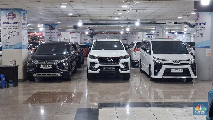 Penjualan mobil bekas mewah di WTC Mangga Dua Jakarta Utara, Selasa (23/9/2025). (CNBC Indonesia/Chandra Dwi Pranata)