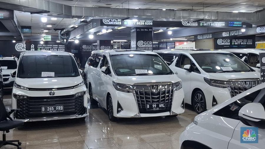 Penjualan mobil bekas mewah di WTC Mangga Dua Jakarta Utara, Selasa (23/9/2025). (CNBC Indonesia/Chandra Dwi Pranata)