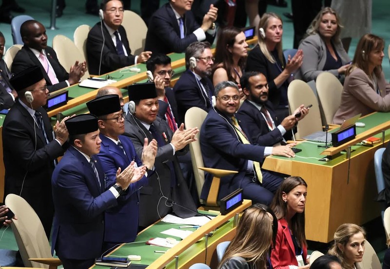 Presiden Prancis Emmanuel Macron berpidato di hadapan delegasi selama pertemuan tingkat tinggi para kepala negara mengenai solusi dua negara antara Israel dan Palestina di markas besar Perserikatan Bangsa-Bangsa di New York City, AS, 22 September 2025. (REUTERS/Eduardo Munoz)