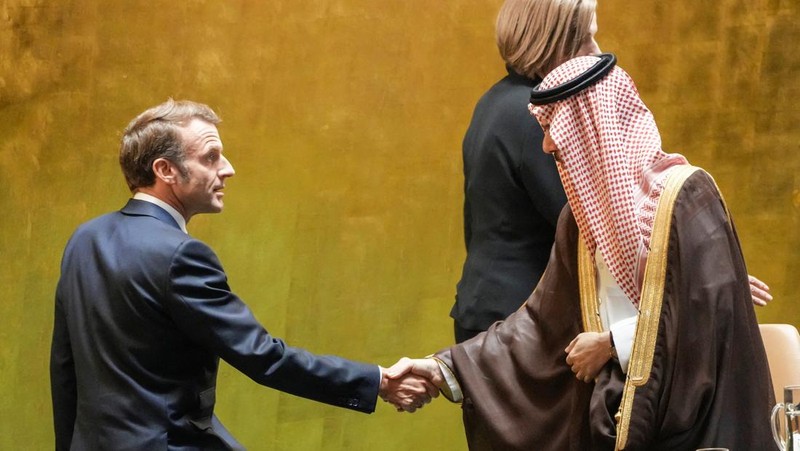 Presiden Prancis Emmanuel Macron berpidato di hadapan delegasi selama pertemuan tingkat tinggi para kepala negara mengenai solusi dua negara antara Israel dan Palestina di markas besar Perserikatan Bangsa-Bangsa di New York City, AS, 22 September 2025. (REUTERS/Eduardo Munoz)