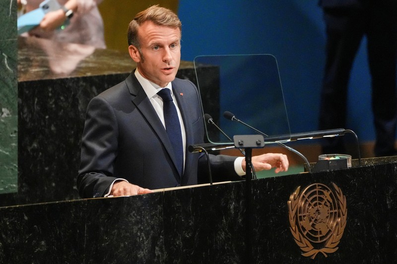 Presiden Prancis Emmanuel Macron berpidato di hadapan delegasi selama pertemuan tingkat tinggi para kepala negara mengenai solusi dua negara antara Israel dan Palestina di markas besar Perserikatan Bangsa-Bangsa di New York City, AS, 22 September 2025. (REUTERS/Eduardo Munoz)