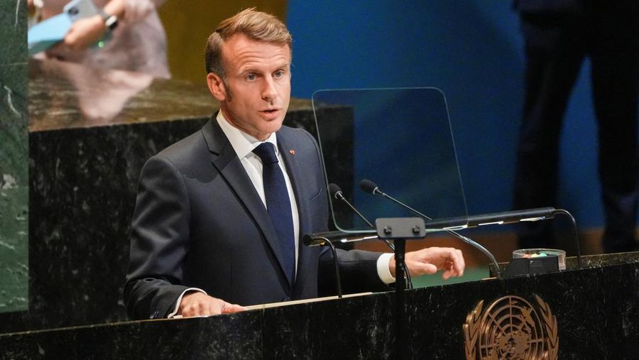Presiden Prancis Emmanuel Macron berpidato di hadapan delegasi selama pertemuan tingkat tinggi para kepala negara mengenai solusi dua negara antara Israel dan Palestina di markas besar Perserikatan Bangsa-Bangsa di New York City, AS, 22 September 2025. (REUTERS/Eduardo Munoz)