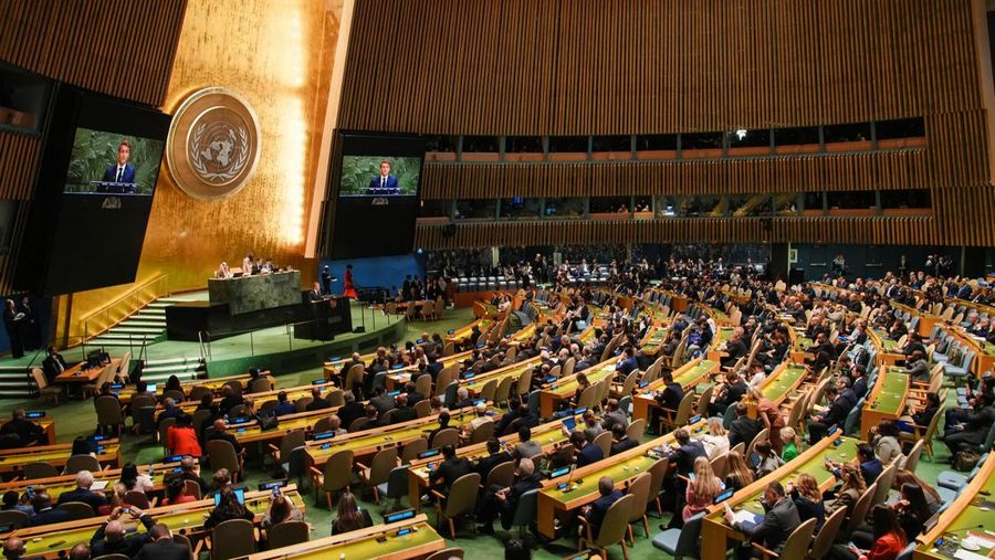 Presiden Prancis Emmanuel Macron berpidato di hadapan delegasi selama pertemuan tingkat tinggi para kepala negara mengenai solusi dua negara antara Israel dan Palestina di markas besar Perserikatan Bangsa-Bangsa di New York City, AS, 22 September 2025. Presiden Prancis Emmanuel Macron berpidato di hadapan delegasi selama pertemuan tingkat tinggi para kepala negara mengenai solusi dua negara antara Israel dan Palestina di markas besar Perserikatan Bangsa-Bangsa di New York City, AS, 22 September 2025. (REUTERS/Eduardo Munoz)