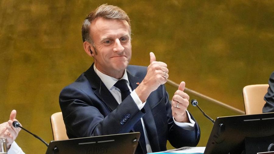 Presiden Prancis Emmanuel Macron berpidato di hadapan delegasi selama pertemuan tingkat tinggi para kepala negara mengenai solusi dua negara antara Israel dan Palestina di markas besar Perserikatan Bangsa-Bangsa di New York City, AS, 22 September 2025. (REUTERS/Eduardo Munoz)