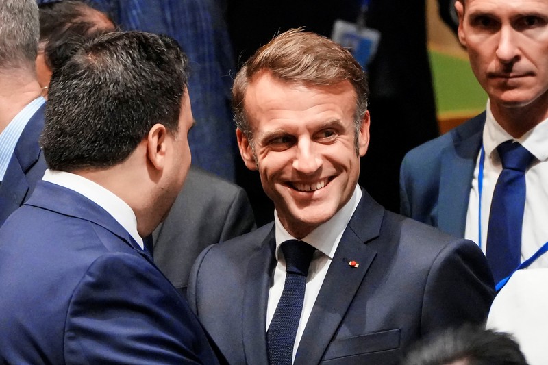 Presiden Prancis Emmanuel Macron berpidato di hadapan delegasi selama pertemuan tingkat tinggi para kepala negara mengenai solusi dua negara antara Israel dan Palestina di markas besar Perserikatan Bangsa-Bangsa di New York City, AS, 22 September 2025. (REUTERS/Eduardo Munoz)